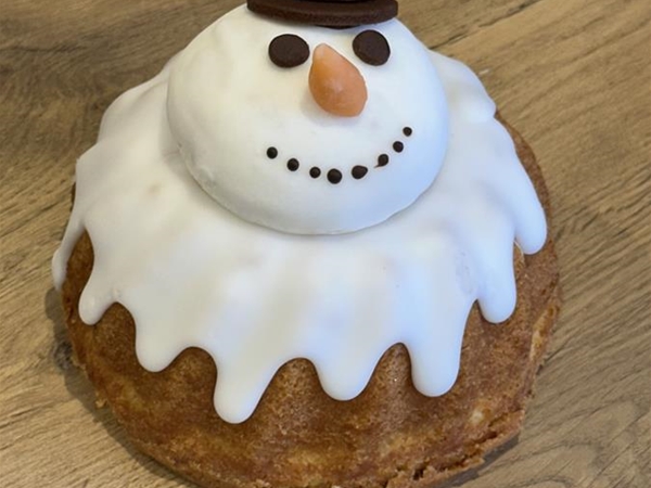 Amandeltulband met sneeuwman